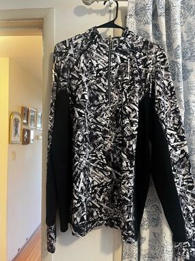 Tek gear Black and White Abstract DryTek Pullover